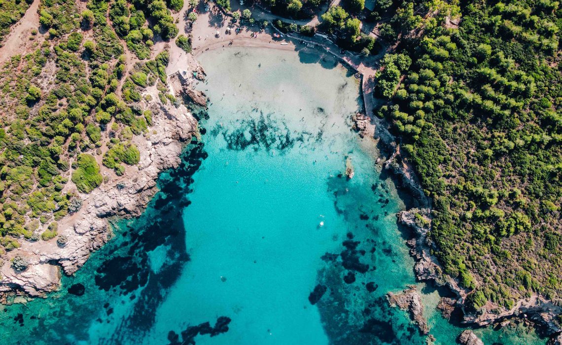 izmir'in en güzel plajları arasından ekmeksiz plajı drone görüntüsü