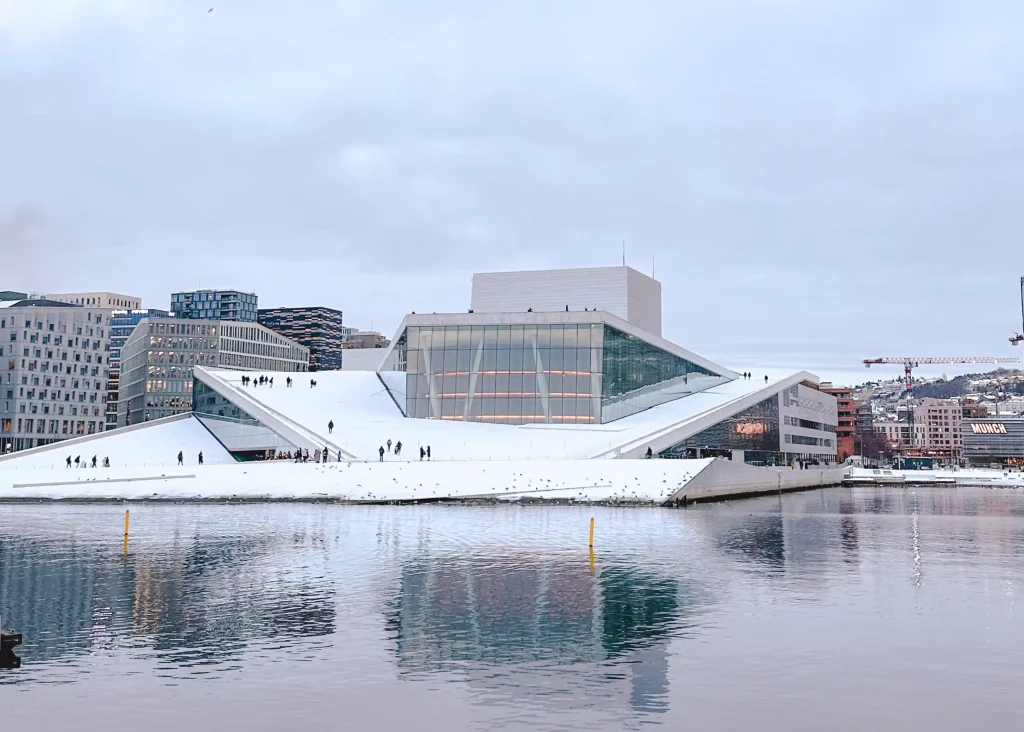 Oslo Opera Binasının ikonik görüntüsü